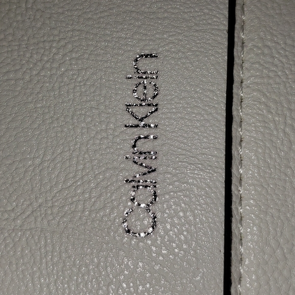 BEAUTIFUL  NeW Calvin Klein Tote with Matching Wristlet 🌼 Purse Bag Reversible - Picture 4 of 11